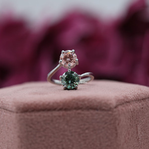Anillo de compromiso de dos piedras de diamante cultivado en laboratorio de corte redondo, anillo de compromiso de platino lujoso para mujer - Product Image 1