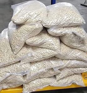 Pellets de madera de biomasa de pino de alta calidad Patrón de aserrín de 6mm para sistemas de calefacción y leña empaquetados en bolsas - Product Image 2