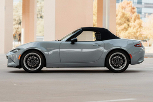 Mazda MX-5 Miata Club 2024 en perfectas condiciones, transmisión manual de 6 velocidades, color Aero Gray - Product Image 6