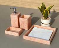 Ensemble de salle de bain moderne et écologique en résine faite à la main avec porte-savon mural de couleur personnalisée pour usage hôtelier par FAIZA CRAFT