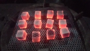 Originaire d'Indonésie, ces briquettes cubiques sont composées de charbon de bois de coque de noix de coco. - Product Image 6