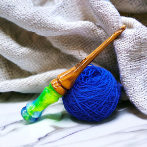 Crochet ergonomique en résine fait main manche en bois artistique crochet de 7 pouces pour tricoter et crocheter - Product Image 3