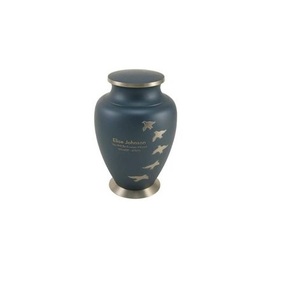 Urnes funéraires en laiton, artisanales et artistiques, au design haut de gamme et aux détails de style antique, pour une souvenir précieux. - Product Image 1
