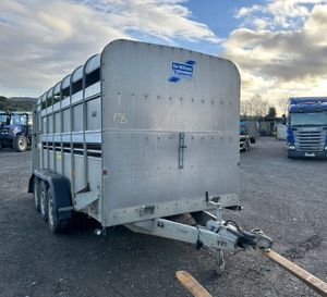 Remolque ganadero de tres ejes de 14 pies de alta resistencia para el transporte de ganado vacuno, ovino, porcino, alpacas y otros animales. - Product Image 1