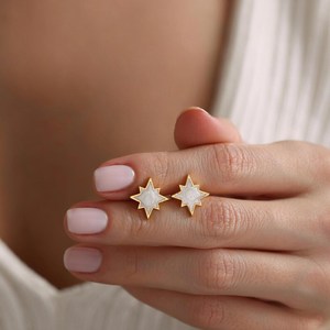 Pendientes de Plata de Ley 925 con Baño de Oro de 14K, Madreperla y Esmalte, Diseño Estrella del Norte, Celestiales para Uso Diario - Product Image 1