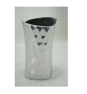 Vase à fleurs italien de haute qualité en aluminium finition argentée pour la décoration de la maison salon et chambre à coucher - Product Image 5