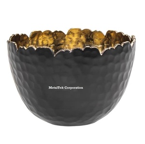 Bol de service personnalisé martelé en métal noir or vaisselle décorative conception de pétoncles pour le service de bonbons aux fruits en gros - Product Image 1