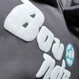 Sudadera con capucha acolchada y estampado texturizado, tela suave, capucha ajustable y ajuste relajado perfecto para el día a día. - Product Image 4