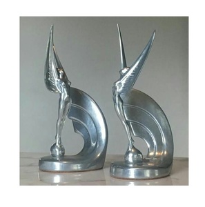 Sculpture artistique en fonte d'aluminium symbolisant l'unité, la force, la forme équilibrée et l'excellence artisanale contemporaine. - Product Image 4