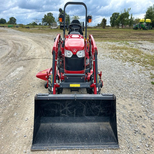 รถแทรกเตอร์ขนาดเล็ก Massey Ferguson GC1705 พร้อมชุดตักดินหน้า DL100 และชุดตัดหญ้า, รถแทรกเตอร์การเกษตรสีแดงขับเคลื่อน 4 ล้อ สำหรับฟาร์มและสวน - Product Image 1