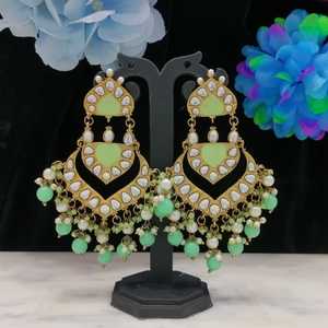 Boucles d'oreilles Kundan traditionnelles indiennes exquises avec perle d'élégance en émail détaillant les derniers bijoux de créateurs pour femmes et filles - Product Image 4