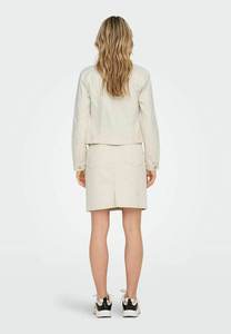 Unique Design Customized Ecru Women's OEM Denim Jacket Chest Pockets Button Fastening Designed Women All Seasons Comfort Cotton - Product Image 2