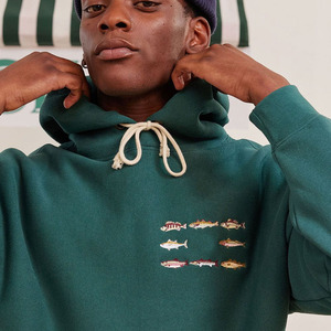 เสื้อมีฮู้ดแบบสวมหัวผ้าฟลีซหนาสีเขียวป่าสำหรับผู้ชายปักโลโก้และดีไซน์ - Product Image 3