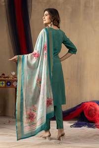 Ensemble Kurta Pantalon Droit de Créateur avec Broderie Traditionnelle Faite Main et Dupatta en Organza Rayé pour Tenue de Fête - Product Image 5