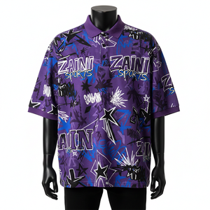 Camiseta polo para hombre de algodón y poliéster piqué premium de 200 GSM, color morado, con estampado gráfico sublimado en toda la prenda y logotipo personalizado. - Product Image 1