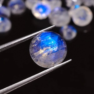 Mehrajudin Gems Lot de pierres précieuses naturelles rondes facettées de qualité AA, bleues, avec effet optique Feu Bleu, Pierre de naissance de juin, Pierre de lune - Product Image 1