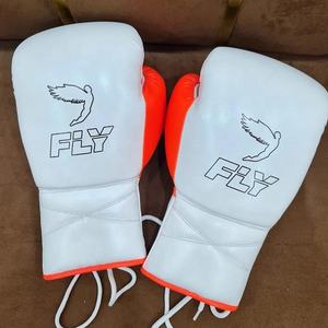 Guantes de Boxeo Profesionales de Alta Calidad Hechos a Medida en Blanco y Negro, de Cuero Genuino, para Muay Thai, Kickboxing y Entrenamiento al Aire Libre - Product Image 2