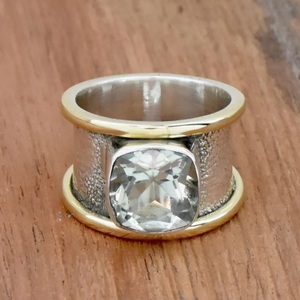 Anillo de declaración bohemio de amatista verde, anillo de piedras preciosas de plata esterlina de banda ancha, estilo religioso cristiano - Product Image 2