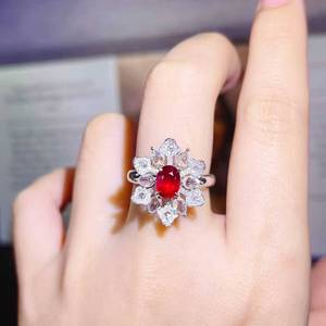 Magnifique bague en rubis naturel non chauffé de 1,02 ct, couleur sang de pigeon, provenant du Mozambique, sertie en or 18 carats avec 94 diamants blancs brillants - Product Image 1