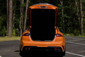 Véhicule d'occasion de haute qualité, en promotion, Kia Seltos GT Édition Limitée 2024, Orange Neon, V6 Bi-Turbo, Transmission Intégrale, Sièges en Cuir Gauche, Sièges Arrière - Product Image 4