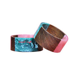 Brazaletes de madera y resina multicolores hechos a mano, joyería para mujer, diseño personalizado elegante para uso diario o de fiesta a la moda - Product Image 1
