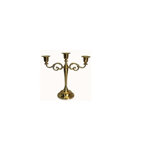 Candelabros de metal con artesanía antigua que crean un ambiente nostálgico, ideales para decoración de interiores de estilo patrimonial. - Product Image 5