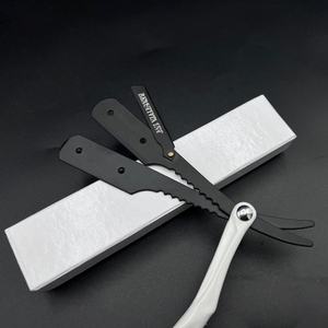 Rasoir droit en acier durable avec logo gravé personnalisé Rasoir de barbier noir et blanc avec manche en plastique pour le rasage du visage - Product Image 5