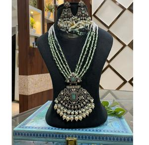 Ensemble collier et boucles d'oreilles en laiton plaqué or de qualité supérieure avec moissanite, idéal pour les mariages, les fêtes et la collection de bijoux pour femmes. - Product Image 1