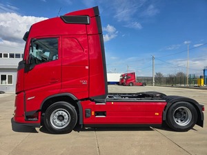 Camion routier longue portée d'occasion Red FH Euro5, modèle phare, 4-6L D13 V6 540HP, conduite à gauche, 4x2, transmission automatique, capacité de charge 11-20T, faible consommation de carburant - Product Image 2