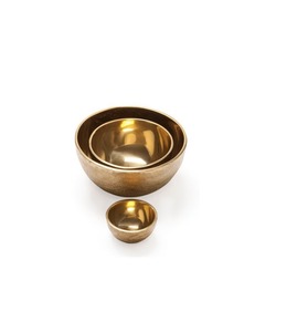 Tazón de servicio de latón de diseñador con apariencia brillante, ideal para decoración de cocina vintage o chapado de alimentos - Product Image 1