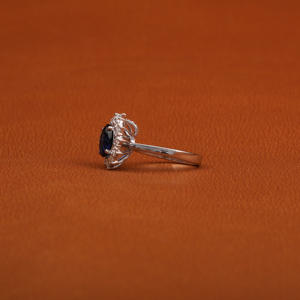 แหวนหมั้นหรูหราทรงวงรีทรงรีสีน้ำเงินเข้มกลางหินคลาสสิกที่มีห้องปฏิบัติการปลูกเครื่องประดับเพชรธรรมชาติ-ได้รับการรับรอง IGI - Product Image 4