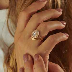 Bague de luxe personnalisée en or 10 ct 14 ct pour femme alliance incurvée bague de mariage en diamant CVD pour femme fabricant de bijoux Inde - Product Image 6