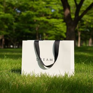 Emballage cadeau personnalisable en papier couché gaufré et laminé, recyclable, avec poignée, pour bijoux, vêtements et chaussures de luxe – Fabriqué au Vietnam - Product Image 5