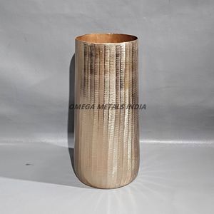 Nouveaux modèles de vases cylindriques en métal doré fabriqués à la main avec motif de feuille texturé, parfaits pour des arrangements floraux élégants - Product Image 6