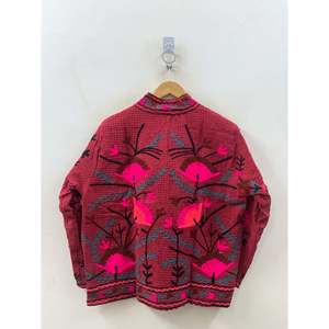 Chaqueta de Algodón Tipo Waffle Bordada a Mano, Modelo Berry Suzani en Color Coral Flame para la Temporada de Primavera - Product Image 2