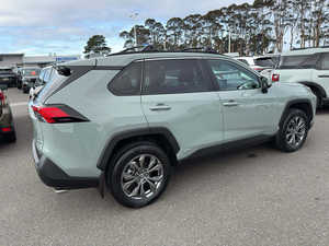 Toyota RAV4 Híbrido XLE Premium AWD 2023 Usado, Volante a la Izquierda, Techo Solar, Arranque Remoto, Asientos de Cuero, Transmisión Automática, Rines de Aleación Oscuros R17, Euro V - Product Image 3