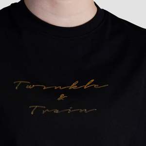 เสื้อยืด Glisten สีดำ ผ้าเจอร์ซีย์คอตตอน 100% - Product Image 6
