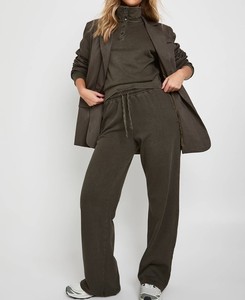 Conjunto Deportivo de Mujer en Felpa de Algodón Teñido, Sudadera con Cuello Alto y Botones, Pantalones Jogger de Pierna Recta, Suministro OEM, Logotipo Personalizado - Product Image 3