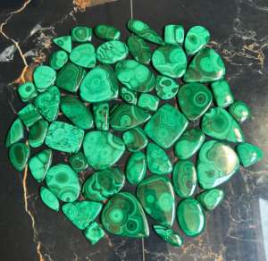 Haute qualité 500 grammes Lot de cabochon de malachite naturelle incroyable pierre précieuse verte en vrac pour la fabrication de bijoux en gros - Product Image 1