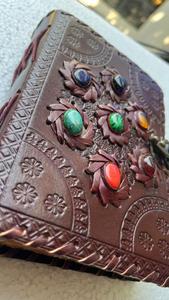 Diarios de Cuero con Grabado de Piedras Preciosas de los Siete Chakras Hechos a Medida, Diseño Portátil, Artesanía Premium para la Escritura Consciente y la Reflexión - Product Image 3