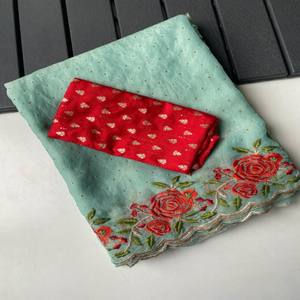 Sari VASTRA COTTAGE de georgette de satén puro con bordado de motivos en toda la prenda, hermoso borde de encaje y blusa Bandhani en contraste. - Product Image 1