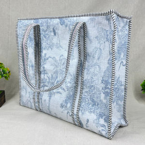 Bolsa de Mano Versátil para el Día a Día, para Llevar el Portátil, Libros, Comestibles, Artículos de Gimnasio, en un Diseño Resistente, Moderno y Espacioso - Product Image 1