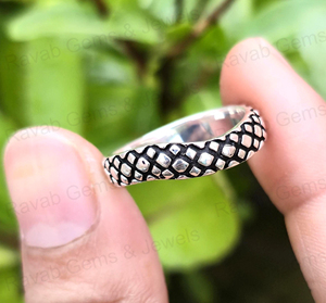 Bague vintage audacieuse en argent sterling 925 recyclé fait main, à texture écaille de dragon oxydée, gravée sur mesure, fine - Product Image 3