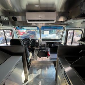 Camion de restauration mobile de luxe en acier inoxydable de qualité supérieure, remorque à glaces avec toilettes, pour vente au détail et restauration rapide - Product Image 4