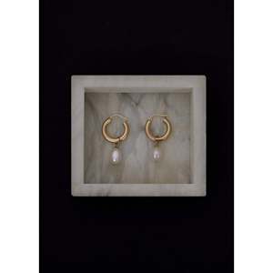 Boucles d'oreilles créoles style baroque avec perles - Product Image 6