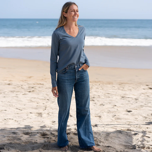 Camiseta de Manga Larga con Cuello en V para Mujer, Color Azul Crepúsculo, 100% Algodón Orgánico de Lujo, Preencogido, Certificado GOTS, Ajuste Clásico, Suave y Premium - Product Image 3