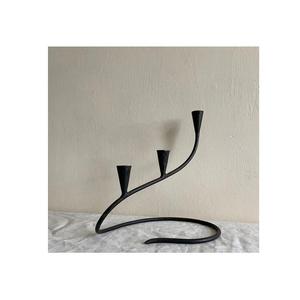 Bougeoir en bronze antique avec art artisanal orné de défilement et beauté classique pour pièce maîtresse de maison ou d'événement - Product Image 5