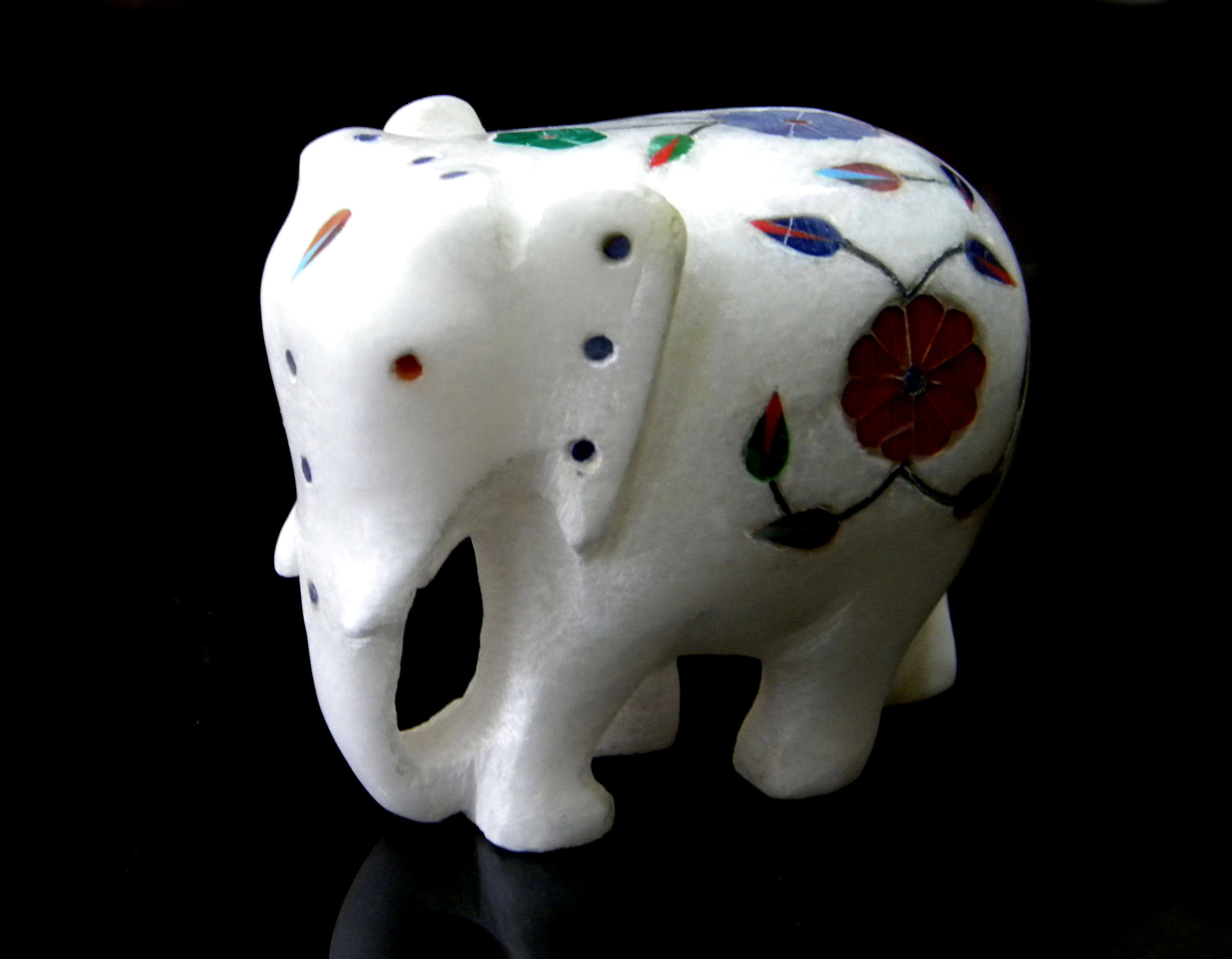 天然石の象の置物、インドの手作りのアラバスター彫刻、アンダーカット