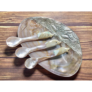 Cuillère à caviar en nacre de haute qualité avec forme de poisson artistique du Vietnam - Product Image 1