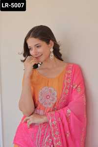 Nouveau costume Heavy Salwar Kameez de créateur avec Tebby Silk avec Rich Zari et paillettes brodées travail Dupatta Chinnon Print Sharara - Product Image 5